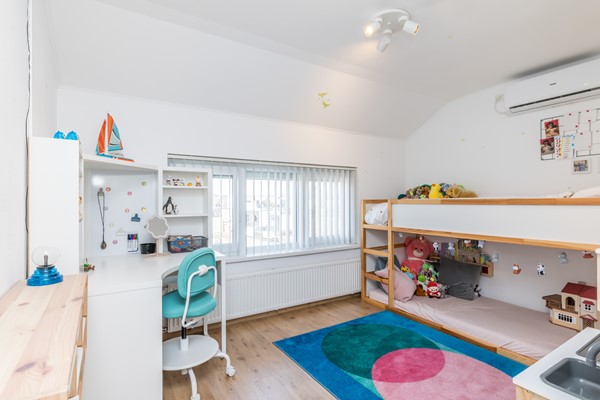 Foto - Verkocht onder voorbehoud: Verrassend ruime en instapklare gezinswoning met diepe zonnige tuin in Hoensbroek
